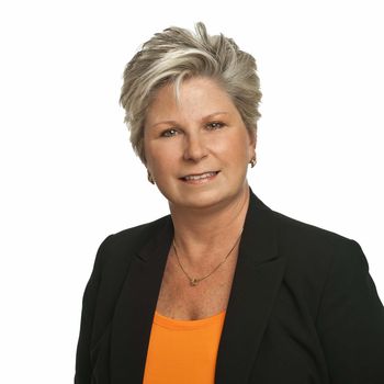 Portrait of Bonnie Lanners, REALTOR®.
